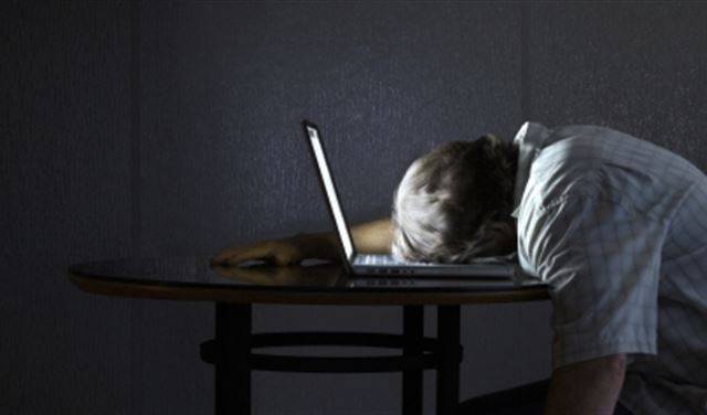 حلم أنه يُطعن فاخترع ماكينة الخياطة..