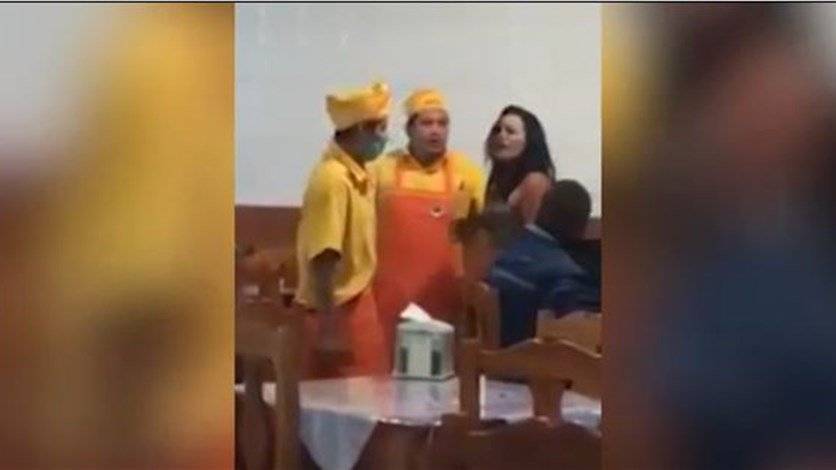 بالفيديو: نادل يعتدي بالضرب على زبونة في المطعم!