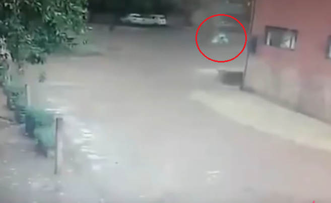 بالفيديو: صاعقة تضرب امرأة وتحوّلها لكتلة من اللهب!