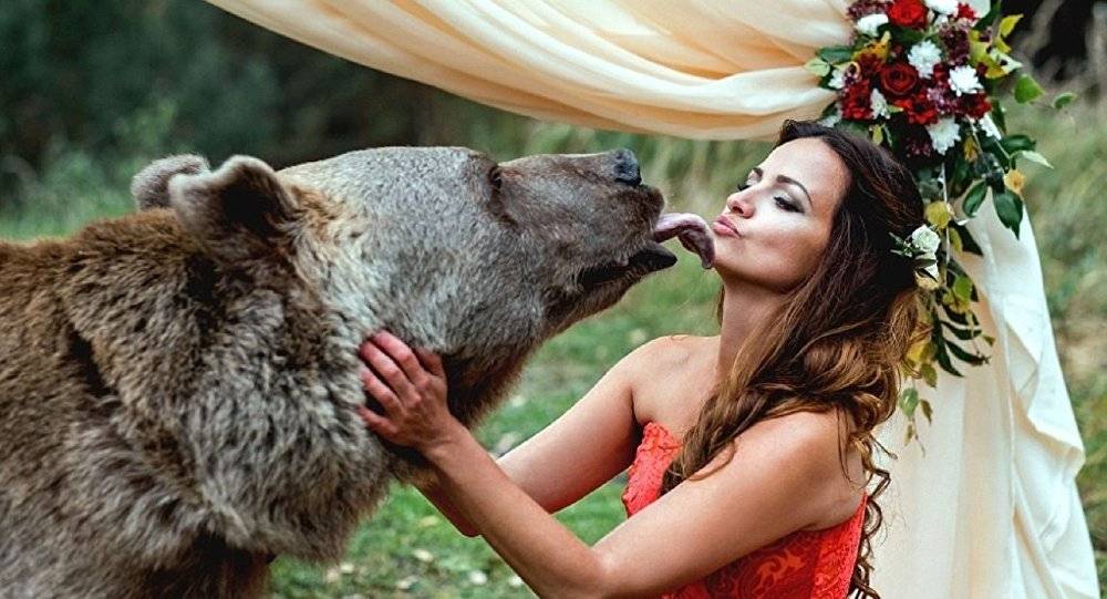 بالفيديو.. زواج رجل وامرأة على يد دب روسي