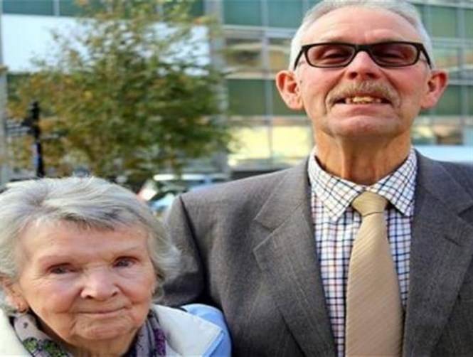 في عمر الـ 84 سنة.. ظنت انه خانها فطعنته 14 مرة بالمقص !!