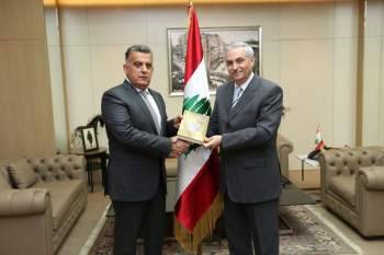 اللواء ابراهيم يتسلم من هيثم زعيتر النسخة الأولى من كتابه الجديد