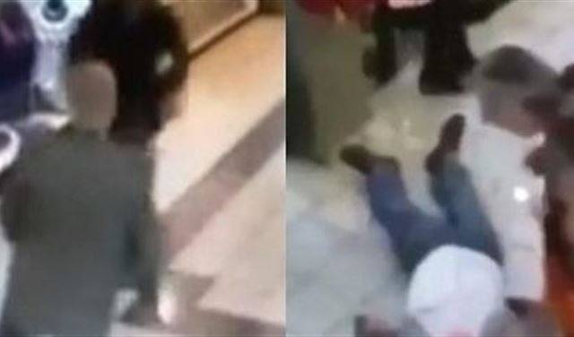 بالفيديو.. عجوز يعيق سارق مجوهرات شاب بركلة مفاجئة