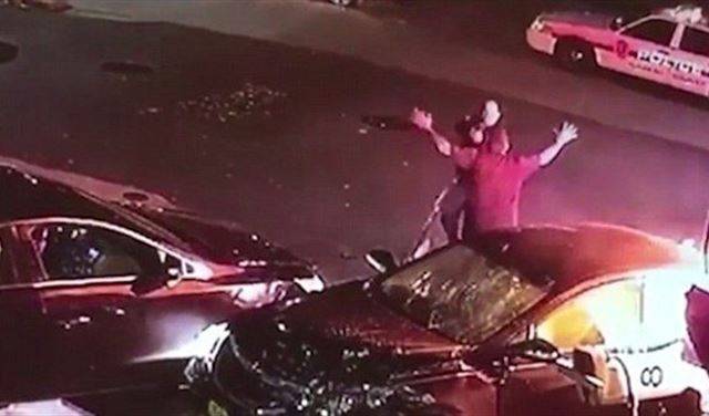بالفيديو.. متهم يهاجم رجال الشرطة بعد قتله لزوجته
