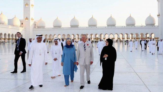 الأمير تشارلز يقدم نسخة الكترونية لصفحات أقدم مصحف في العالم إلى الإمارات