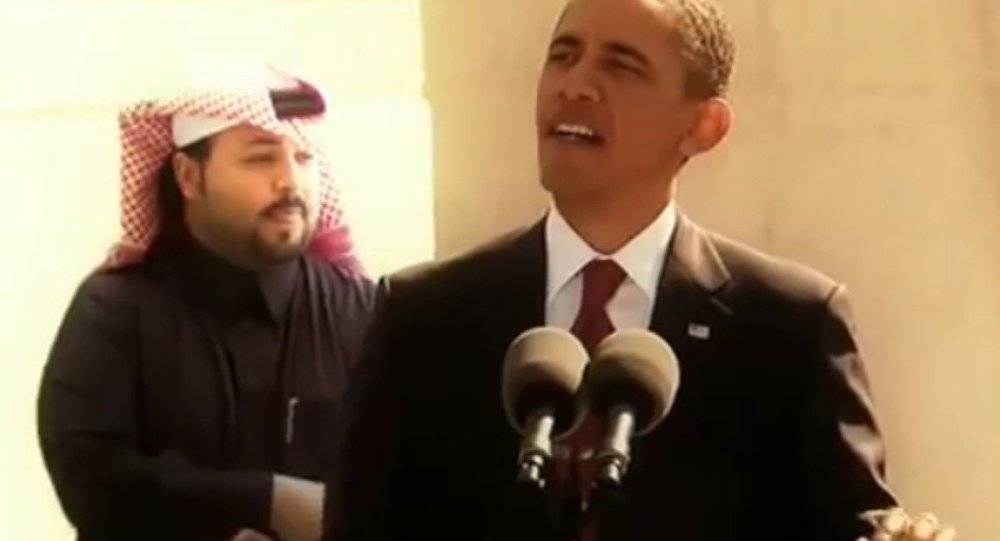 شاهد...ماذا يفعل هذا السعودي خلف أوباما