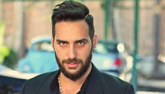 بالصورة.. هل تعرفون هذا الشاب الوسيم إبن أيّ نجم؟
