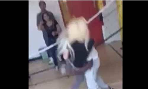 بالفيديو: رفضت أن تعطيه رقمها.. فحطم هاتفها وطرحها أرضًا!
