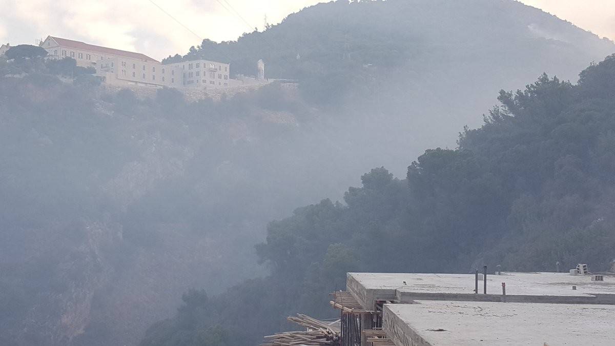 حريق هائل بين بكركي وعين الريحانة