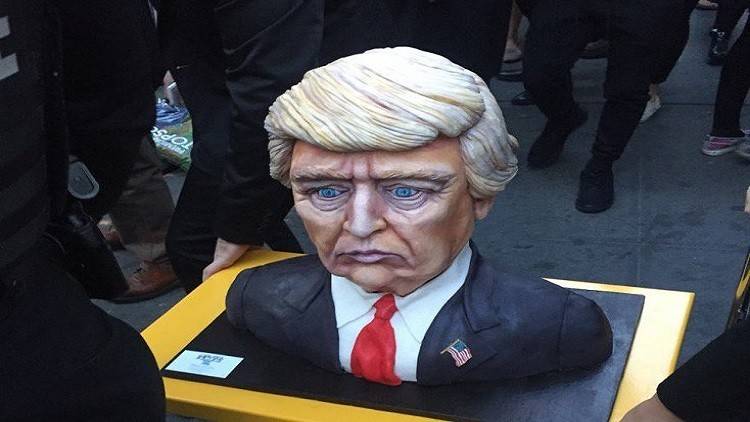 هل يستعد ترامب للاحتفال نقل قالب حلوى كبير على شكل ترامب إلى Trump Tower