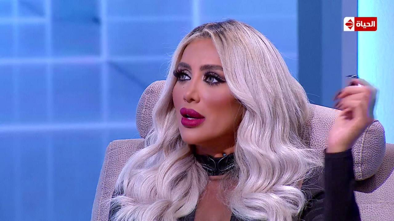 مدرس لأبنة مايا دياب: “أمك ستذهب إلى جهنم”