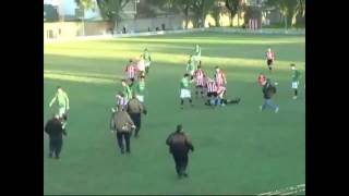 لاعب مكسيكي يوجه لكمة قاتلة لحكم احتجاجا على طرده!
