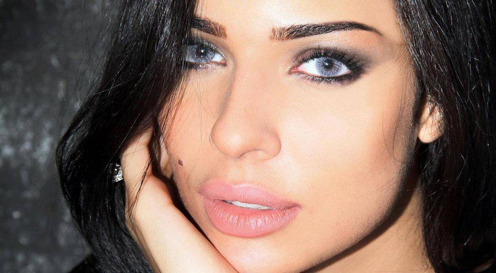 بالصورة: رغم إبتعاده عن الأضواء.. زوج نادين نجيم يضمّها بحنيّة!