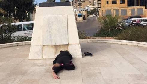 بالصور  عند مستديرة الاونيسكو...كل ما اريده المال للاكل...