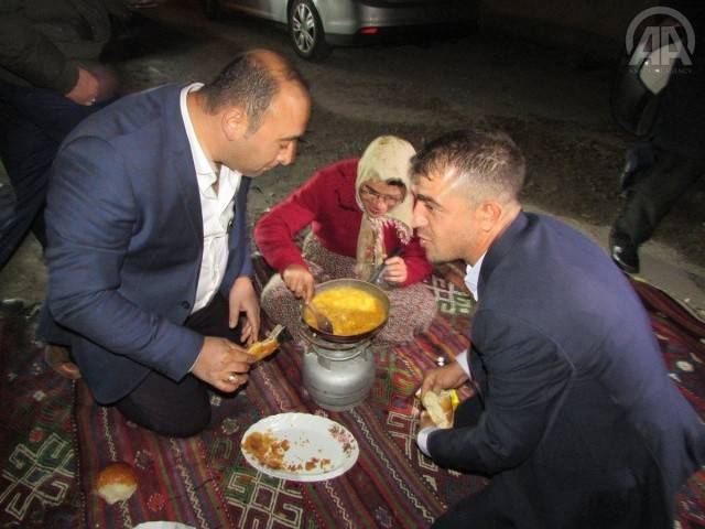 بالصور.. في هذا البلد "يضربون العريس" ويلبسونه ثياب نساء!