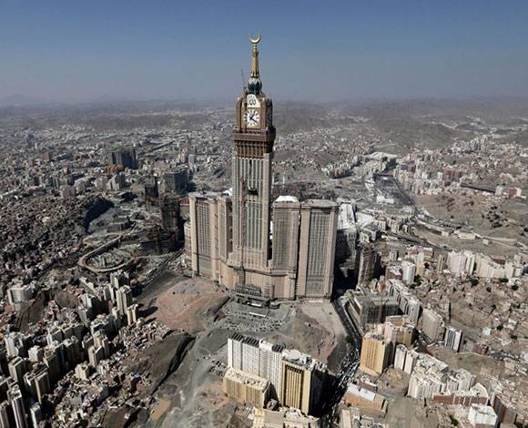 بالفيديو .. شخص يتجول أعلى ساعة مكة العملاقة