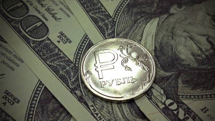 الدولار يتراجع مقابل الروبل