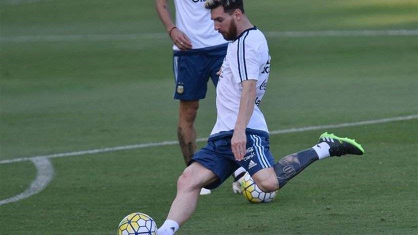 بالصورة: وشم غريب على قدم ميسي... ماذا يعني؟