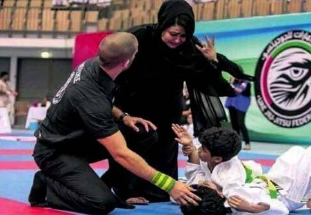 أم إماراتية تقتحم مباراة “جودو” للدفاع عن طفلها