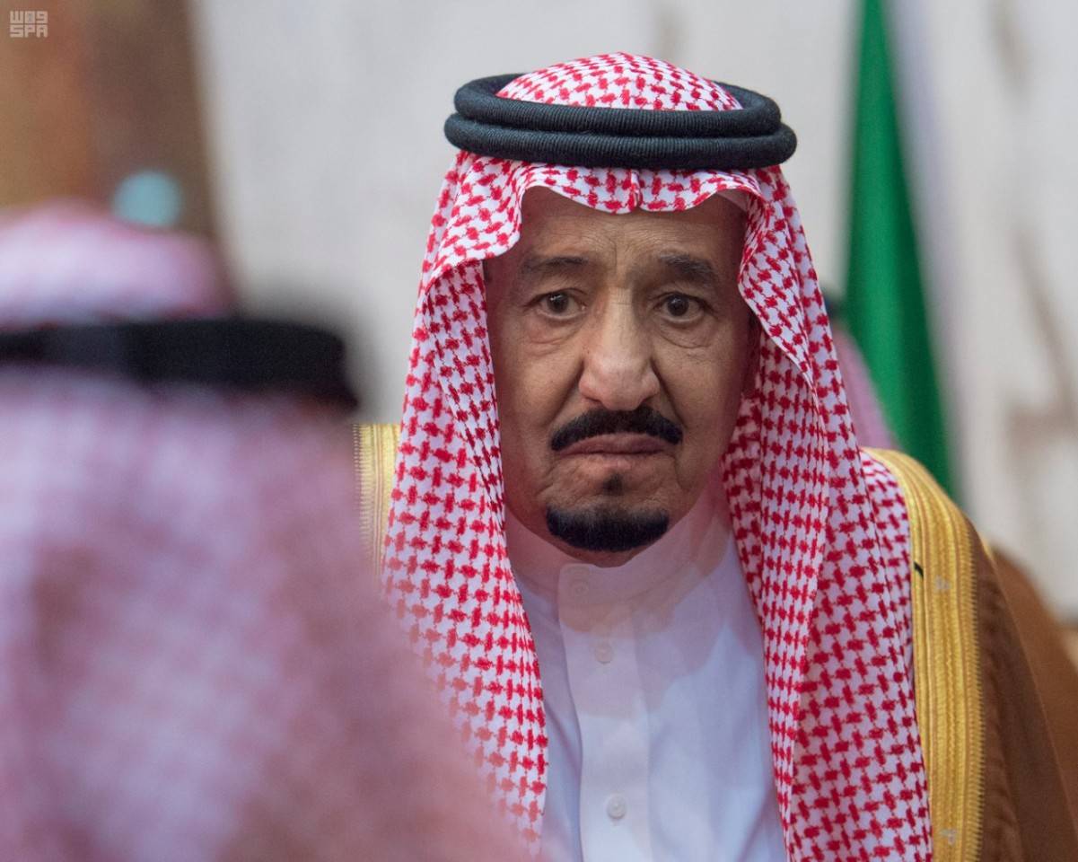 بالدموع العاهل السعودي يودع أخاه تركي لمثواه