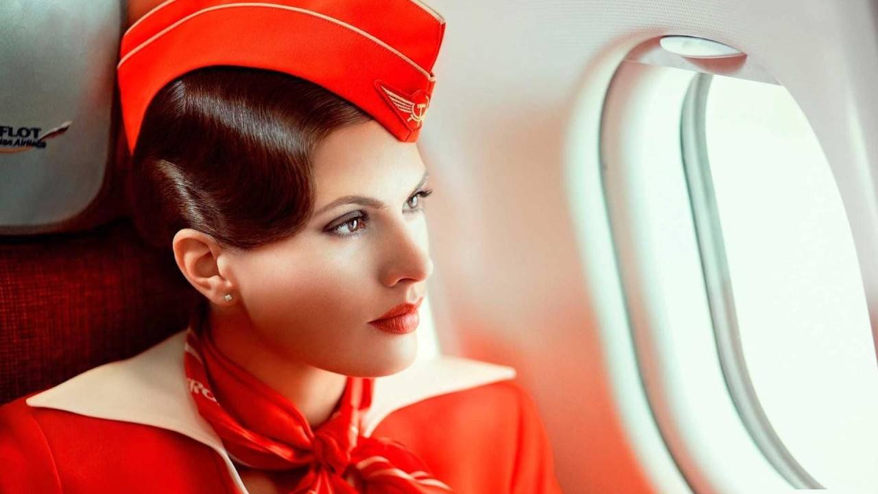 لهذا السبب.. لا تحصل مضيفات الطيران إلّا على زيّ واحد