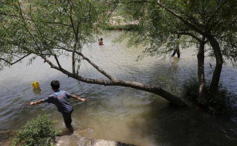 مشكلات المياه في لبنان.. هجوم الملوثين على نهر الليطاني