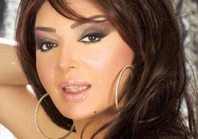 لماذا تخشى نبيلة عبيد تقديم قصة حياتها؟