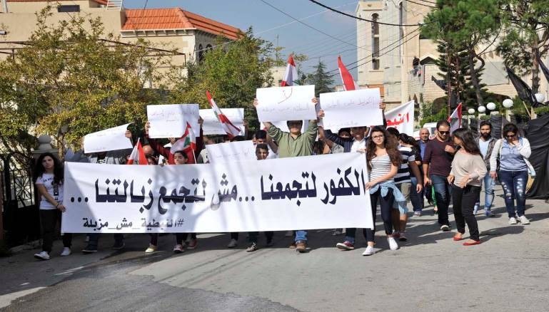 إقفال مكب الكفور بالشمع الأحمر