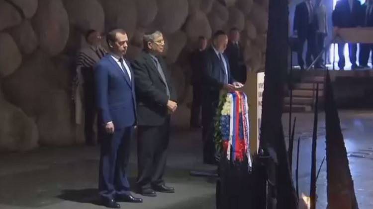 مدفيديف يزور متحف 