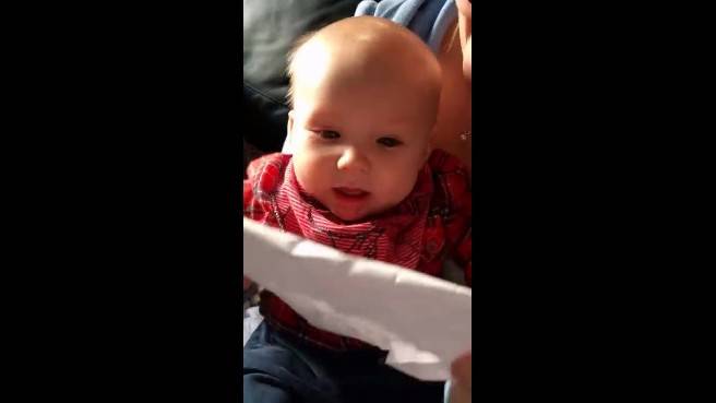 بالفيديو- ورقة تدخل طفلًا في نوبة ضحك