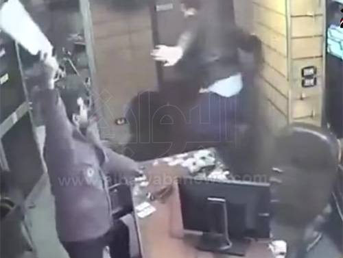 فيديو مروع.. مصري يهاجم رواد مقهى بالساطور.. وهكذا دافع الشباب عن انفسهم