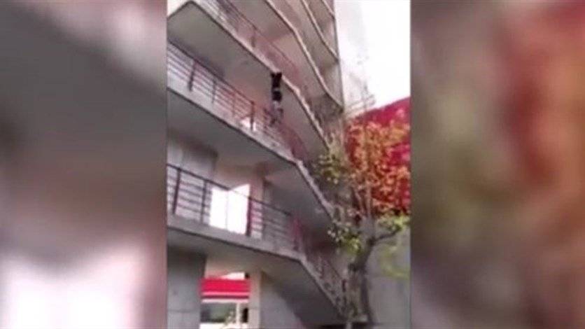 بالفيديو: رجل إطفاء يتسلّق مبنى من 9 طوابق في 30 ثانية