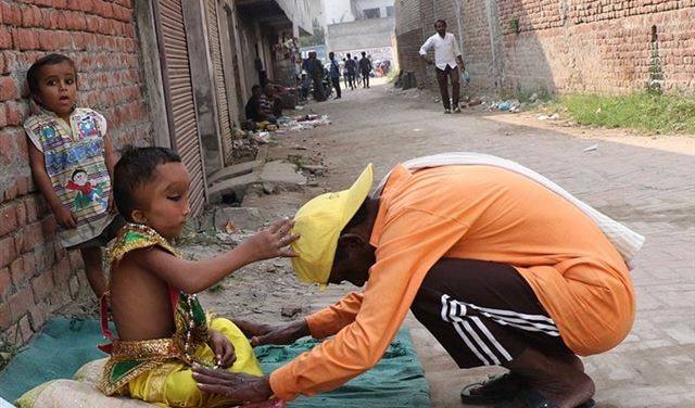 حالة طبية غامضة لطفل هندي حوّلته إلى "إله" وله من يعبده