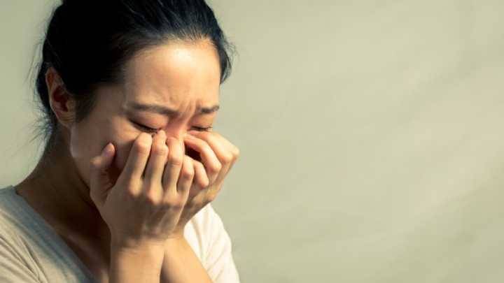 لماذا تشعر بغصة في الحلق قبل البكاء ؟