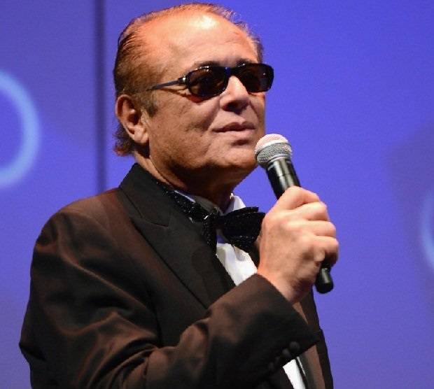 ما سرّ النظارة  السوداء التي كان يرتديها محمود عبد العزيز دائماً في المناسبات؟ (فيديو)