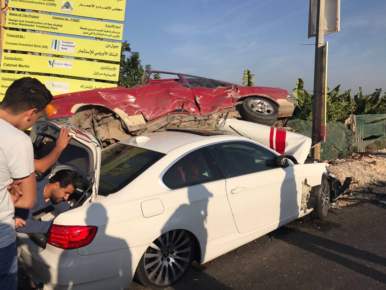 بالصور: حادث مروع عند مدخل صور ونجاة 4 أطفال بأعجوبة