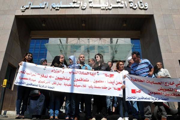 المتعاقدون الثانويون طالبوا برفع أجور التصحيح والمراقبة