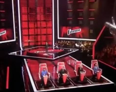 فيديو رائع - إبنة أحد الحكام تشارك في Thevoice.. شاهدوا رد فعله بعد رؤيتها!
