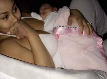 بلاك شاينا تشارك معجبيها بصورة لمولودتها وهي نائمة