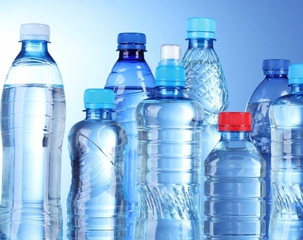 سببان خطيران سيمنعانك من شُرب مياه العبوات البلاستيكية!