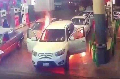 بالفيديو..  شاب سعودي  ينقذ أمه من حريق شب بسيارته أثناء تعبئة الوقود