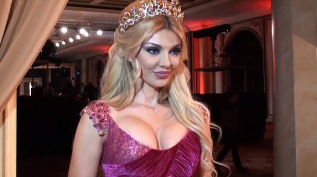 بالفيديو: كلينك تشعل مواقع التواصل بثيابها الجريئة ورقصها الملفت!