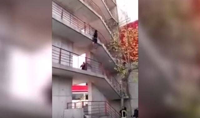 رجل إطفاء يتسلق 9 طوابق في 30 ثانية