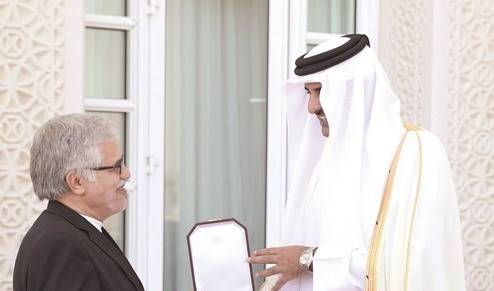 أمير قطر يمنح السفير الإيراني وشاح الاستحقاق