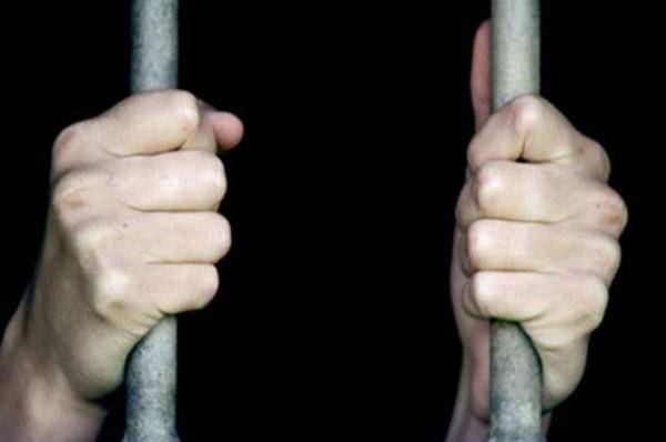 مدير يطلب من موظف حلق لحيته.. فيتعرض للجلد والسجن