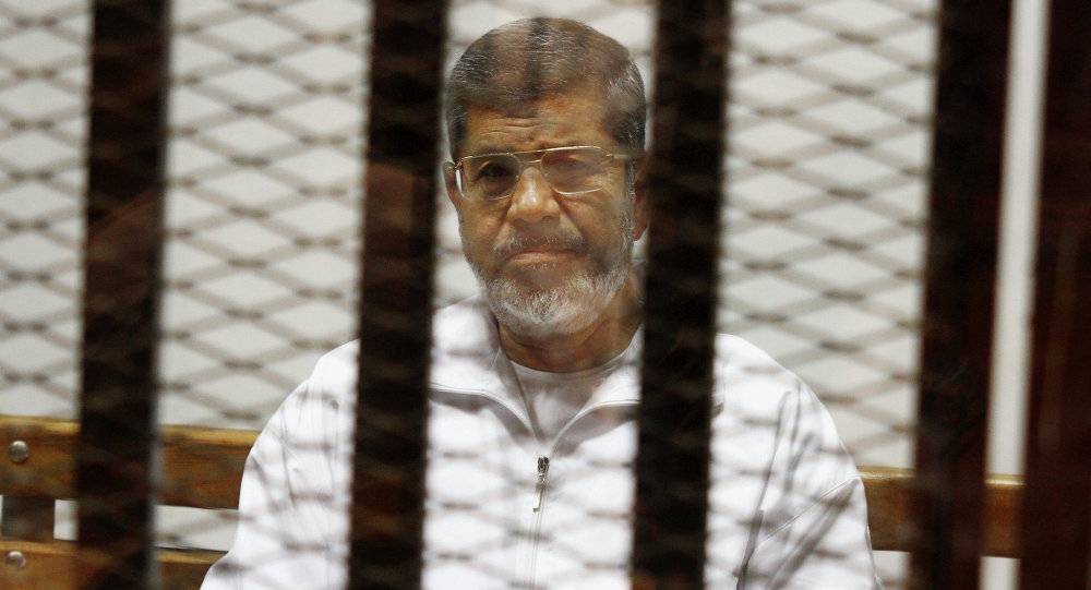 إعادة محاكمة مرسي وبديع أمام دائرة جديدة في قضية "اقتحام السجون"