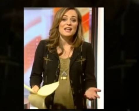 بالفيديو- لن تصدقوا ماذا حصل مع مذيعة BBC بعد قراءة النشرة!