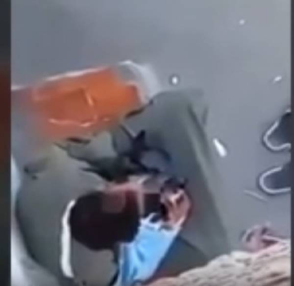 شاهد ماذا فعل متسول سراً بعد ان فضحت امره كاميرا المراقبة!