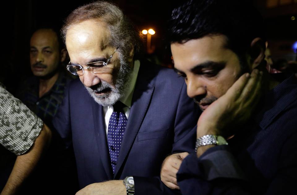 فيديو صادم- علامات المرض والشيخوخة  تظهر على محمود ياسين
