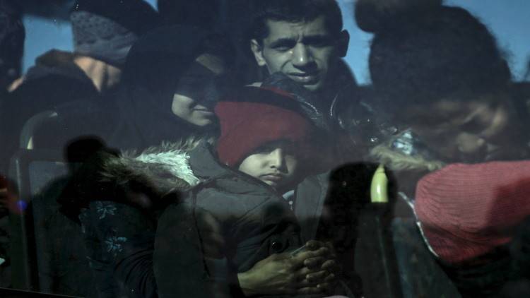 لاجئون يحولون ليل خيوس اليونانية إلى جهنم